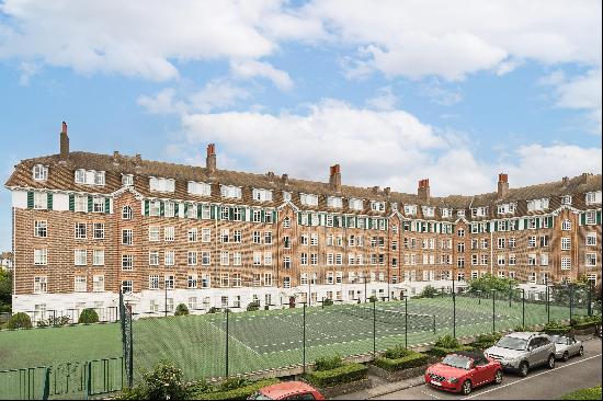 A spacious three bedroom apartment with private parking in the prestigious Richmond Hill C