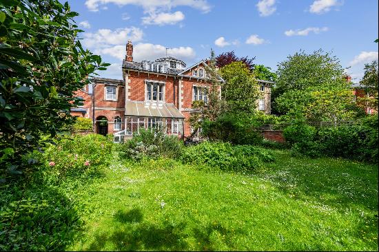 An exceptional opportunity to acquire a Grade II Listed Villa in this prime residential lo