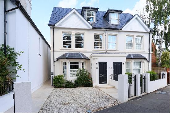 Immaculate duplex apartment in Weybridge town centre.