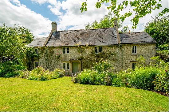 A quintessentially British 'chocolate box' Grade II listed 3 bedroom detached cottage, sit