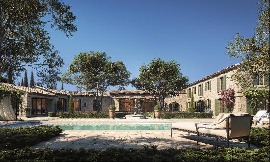 Just a short walk from the centre of Saint-Remy-de-Provence,  this unique property surroun