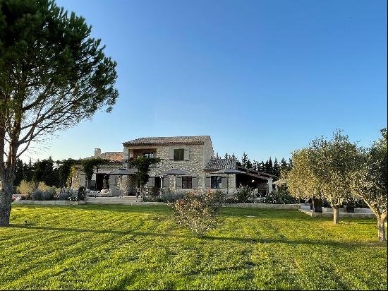 Exceptional property with an undeniable view of the Alpilles, completely renovated with qu