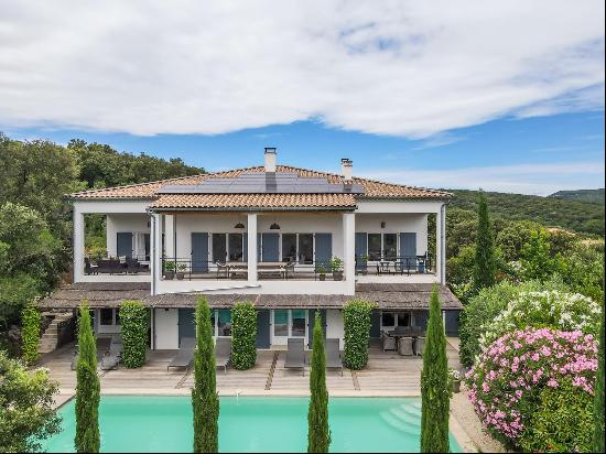 Prestigious 400 sq m villa in rustic setting for sale near Uzes.