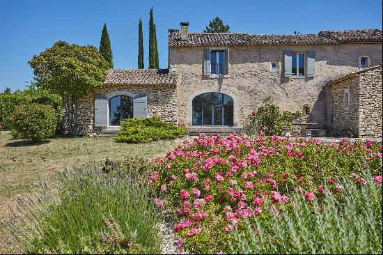 Exceptional house with a swimming pool in Menerbes.