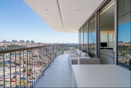 Beautiful three bedroom apartment with terrace in Campolide, Lisbon.