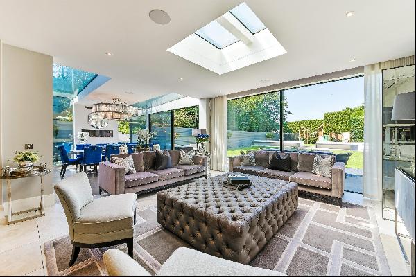 This contemporary, detached home in the heart of Chigwell benefits from a private garden, 