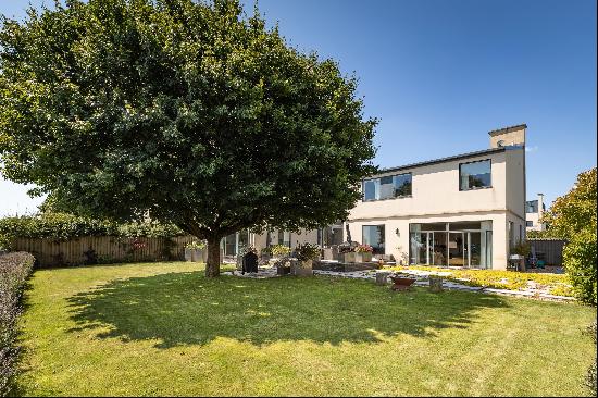 A detached, modern, family home situated on the sought-after northern slopes of Bath, with