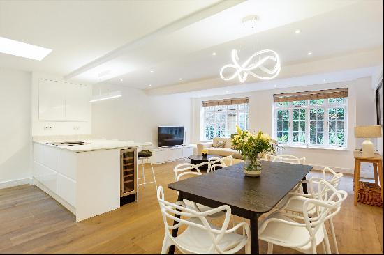 Four bedroom mews house for rent in Marylebone W1.