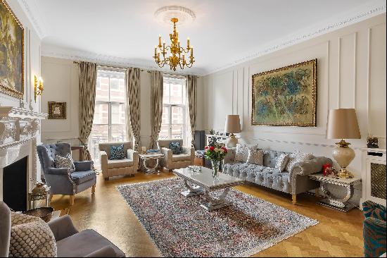 This stunning fourth floor family apartment with ambassadorial proportions is located in t