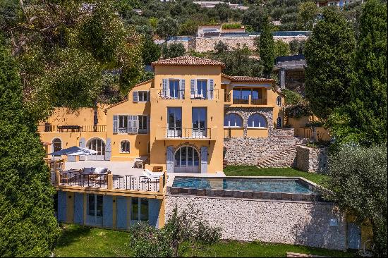 Beautifully renovated villa for sale in Villefranche sur Mer with impressive sea views, a 