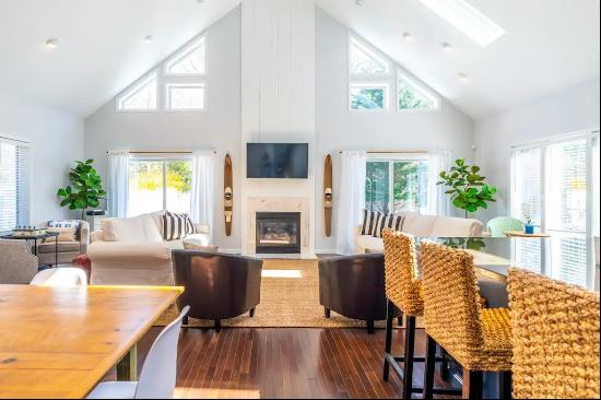 This very bright 2 story contemporary in East Hampton has 5 bedrooms (4 queen beds and 2 b