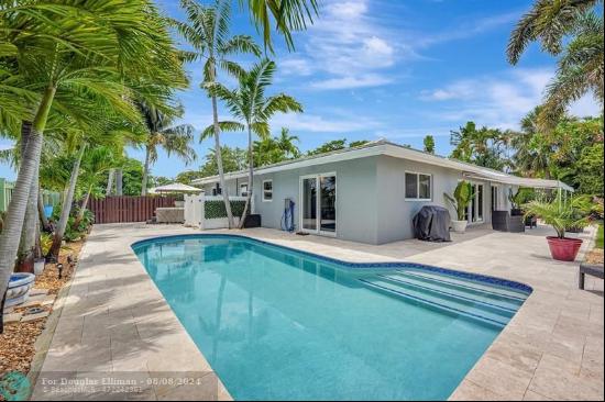 Extremely large 2 bedroom (sf similar to 3 bedrooms) Coral Ridge pool home on rare oversiz