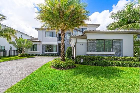 This contemporary Colonnade Grande set in the prestigious Boca Bridges, includes 5 bedroom