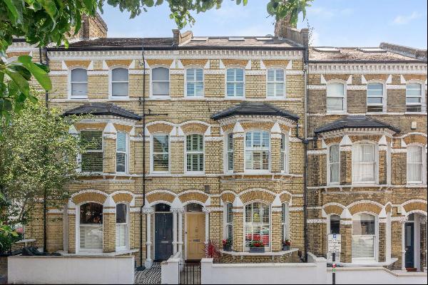 A handsome, 6 bedroom home with a pretty garden  and elegant period features, close to all