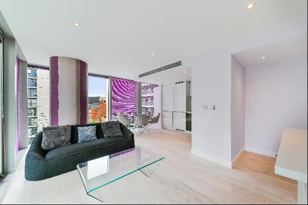 Flat to rent in Landmark West Tower Canary Wharf, E14