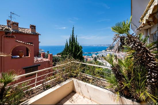 Beautiful top floor flat with panoramic sea view and circular terrace.