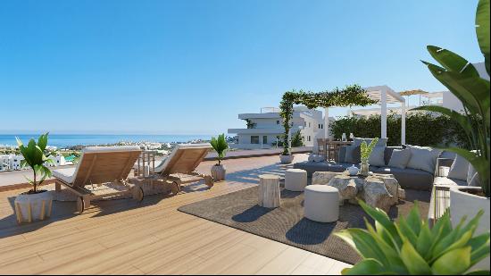 Three bedroom penthouse with private solarium in West Estepona