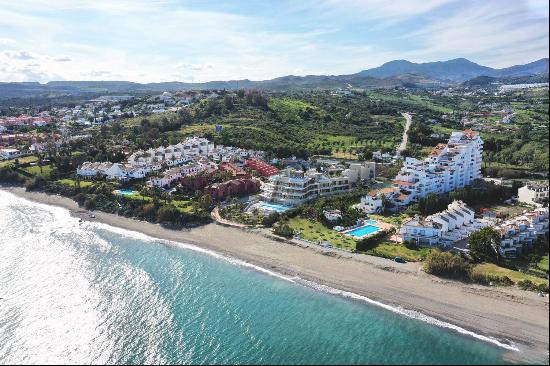 Beachfront three bedroom apartment near Estepona city centre