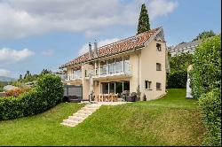 Charming semi-detached villa with lake view!