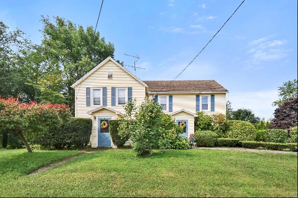 NEW ENGLAND FARMHOUSE ON HAYDEN POND WITH INCOME PRODUCING APARTMENT!