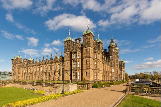 Stunning three-bedroom penthouse apartment set in the magnificent and historic Playfair bu