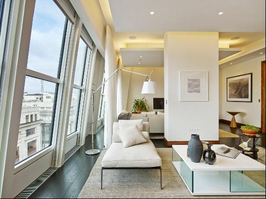 Unique three bedroom duplex apartment located in the north of Mayfair