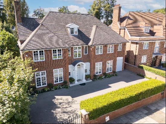 A detached 7 bedroom family home on Sheldon Avenue N6