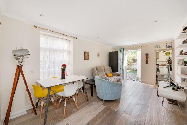 2 bed garden flat for sale in W9