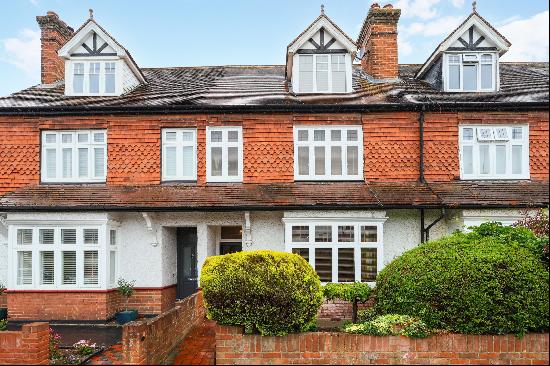 Centrally located Victorian house close to the High Street and the River Thames.