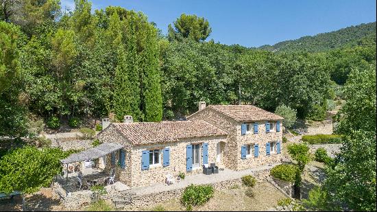 Exceptional stone property for sale with swimming pool near Vaison-la-Romaine.