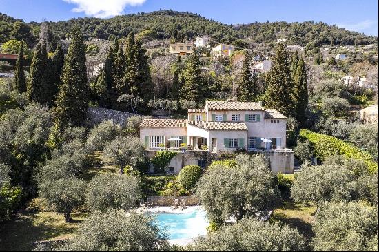 Charming Provencal villa with panoramic sea views.