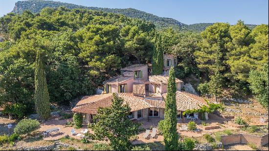 Prestigious house for sale in Suzette with panoramic views and independent gites.