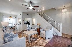 Don't Miss this Chic 2 Bed, 2.5 Bath Condo in Prime Dallas Location