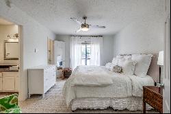 Don't Miss this Chic 2 Bed, 2.5 Bath Condo in Prime Dallas Location