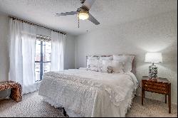 Don't Miss this Chic 2 Bed, 2.5 Bath Condo in Prime Dallas Location