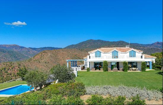 Outstanding 4-bedroom villa with fantastic sea views in Benahavis, Malaga.