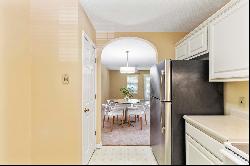 Private and Convienent Condo in Edgewater!