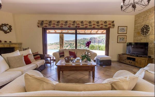 Country Life - Enjoy Peace and Stunning Views in a Four Bedroom Villa