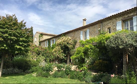 Uzes a 20 km, Authentique ferme provencale avec ses dependances