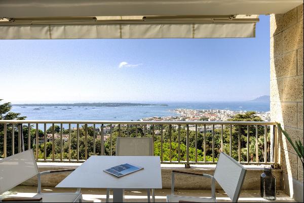 Cannes - La Californie: 3-bed apartment on a high floor with panoramic sea view