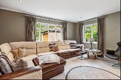 Leatherhead Road, Oxshott, Surrey, KT22 0ET