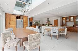 Leatherhead Road, Oxshott, Surrey, KT22 0ET