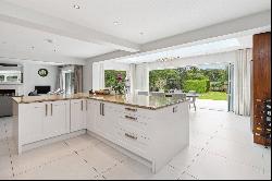 Leatherhead Road, Oxshott, Surrey, KT22 0ET