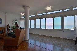 Oceanfront apartment at Posto 10, Ipanema, with panoramic views of Arpoador