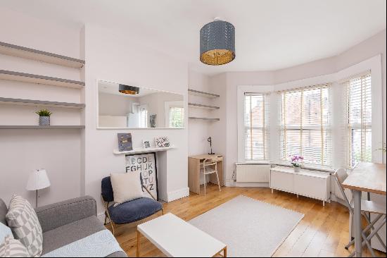 A 2 bed flat for sale in Queen's Park, NW6