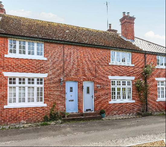 A pretty cottage situated in a no-through road within the heart of a test valley village.