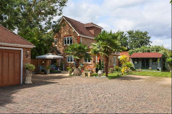 Detached house For Sale in Walton-on-Thames