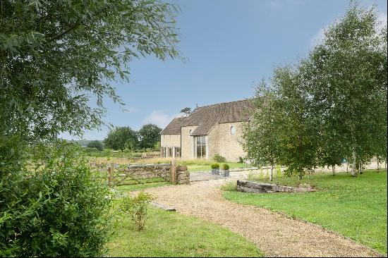 A beautifully presented four bedroom Grade II listed detached barn conversion, in an envia