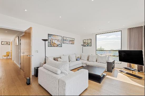 A well presented, modern 2 bedroom apartment moments from Holland Park, W11