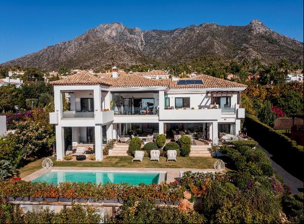 A spacious villa with a beautiful mountain backdrop and spectacular views in Marbella's Go